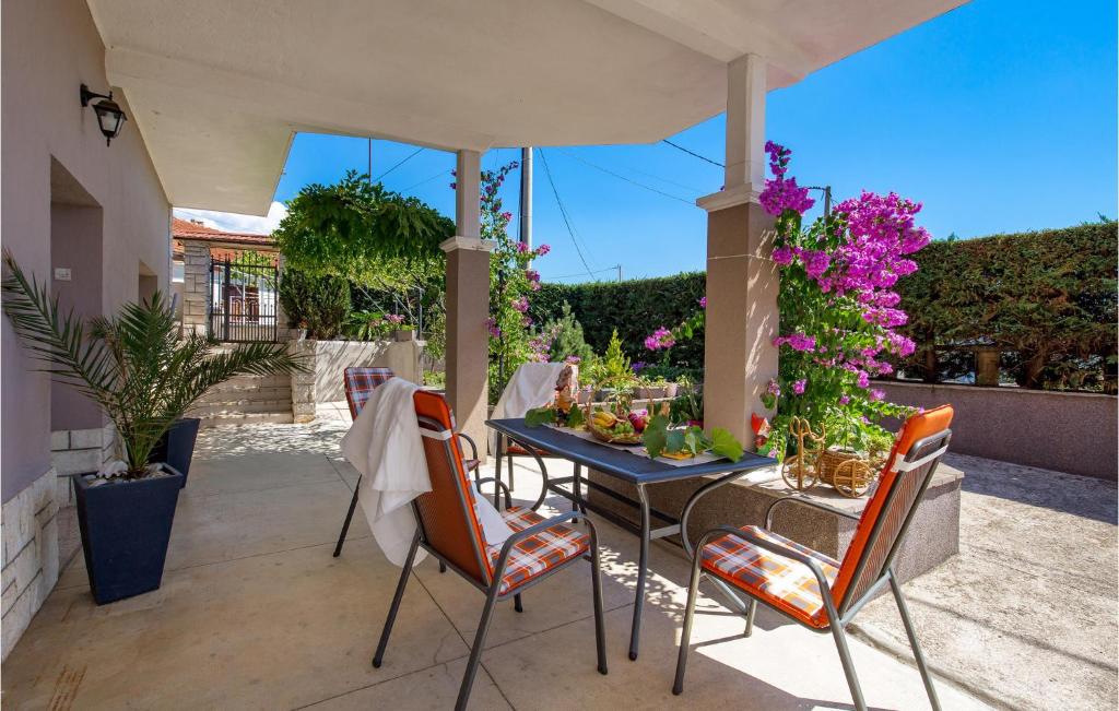 Balkón alebo terasa v ubytovaní 3 Bedroom Awesome Apartment In Rijeka