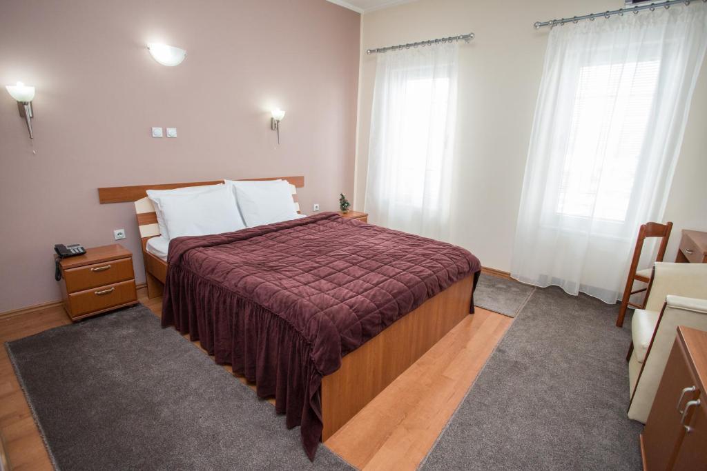 Ένα ή περισσότερα κρεβάτια σε δωμάτιο στο Sin-Kom Hotel Garni