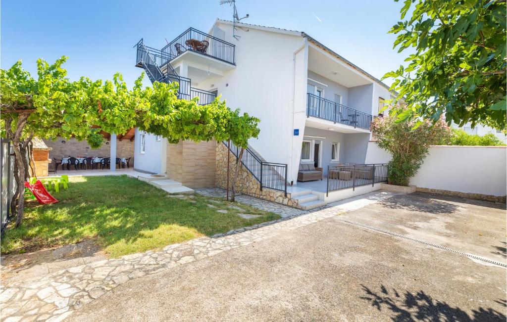 3 Bedroom Nice Apartment In Medulin