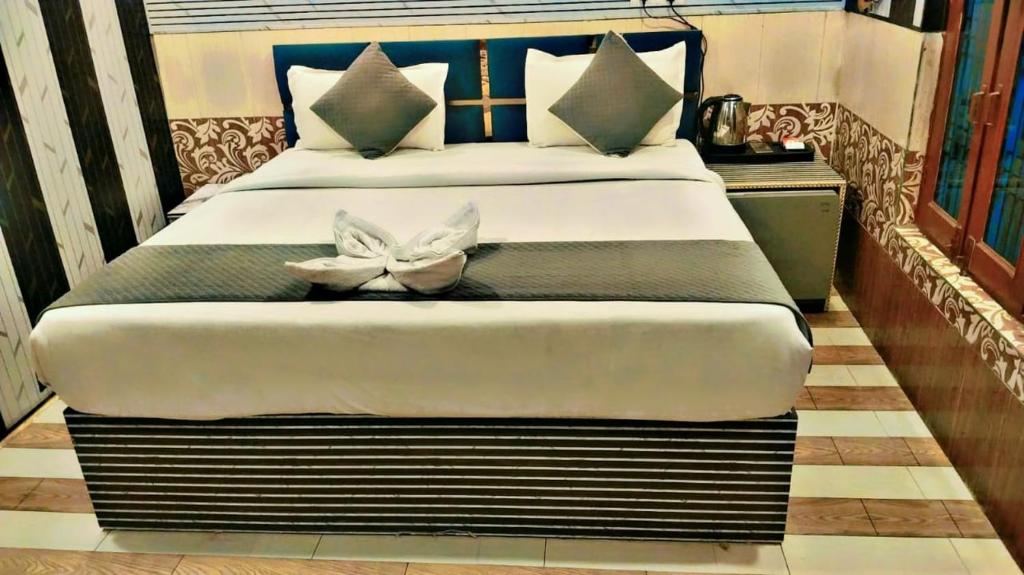 Postel nebo postele na pokoji v ubytování Hotel Ramayan Premium Best Family Hotels with Free Pickup From Ayodhya Dham Railway Station