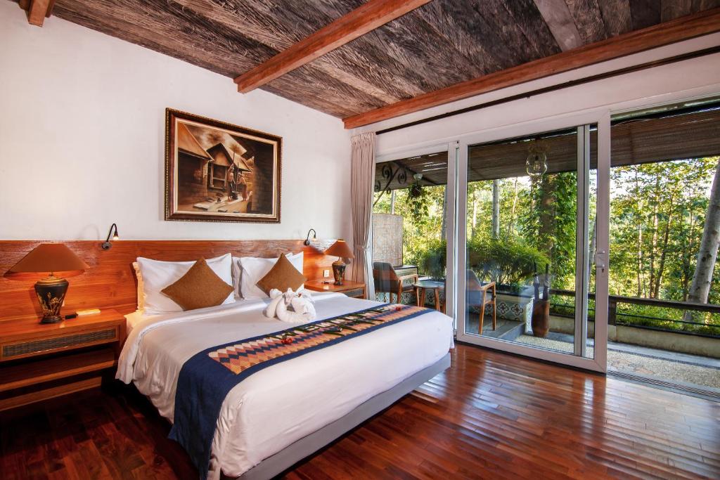 Postel nebo postele na pokoji v ubytování Munduk Heaven Luxury Villas