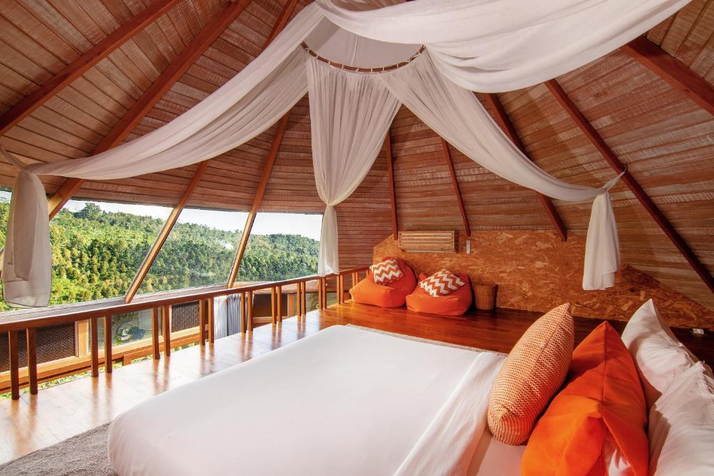 Postel nebo postele na pokoji v ubytování Munduk Heaven Luxury Villas