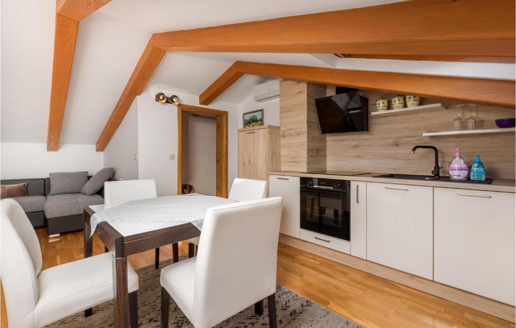 Kuchyňa alebo kuchynka v ubytovaní 4 Bedroom Cozy Home In Matulji