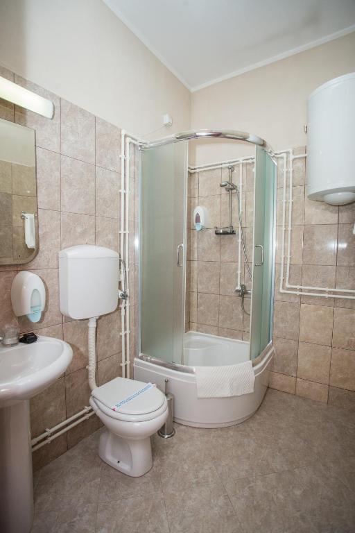 Ένα μπάνιο στο Sin-Kom Hotel Garni