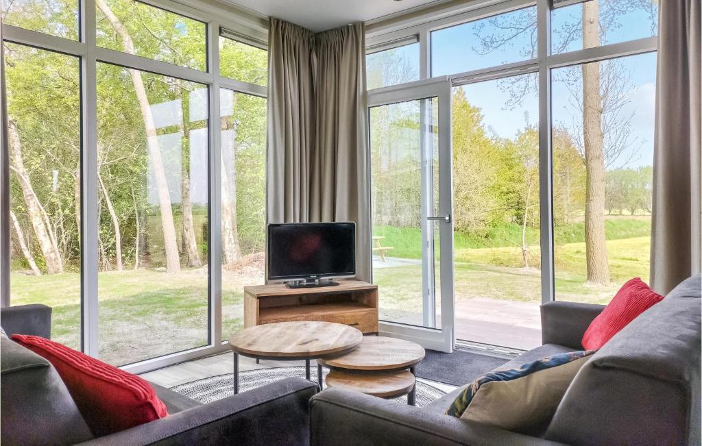 TV a/nebo společenská místnost v ubytování Nice Home In Oosterwolde With Wifi