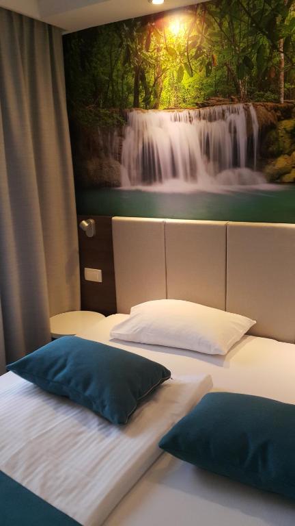Postel nebo postele na pokoji v ubytování Hotel Emonec