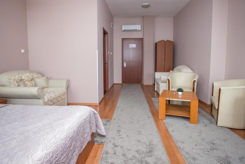 Ένα ή περισσότερα κρεβάτια σε δωμάτιο στο Sin-Kom Hotel Garni