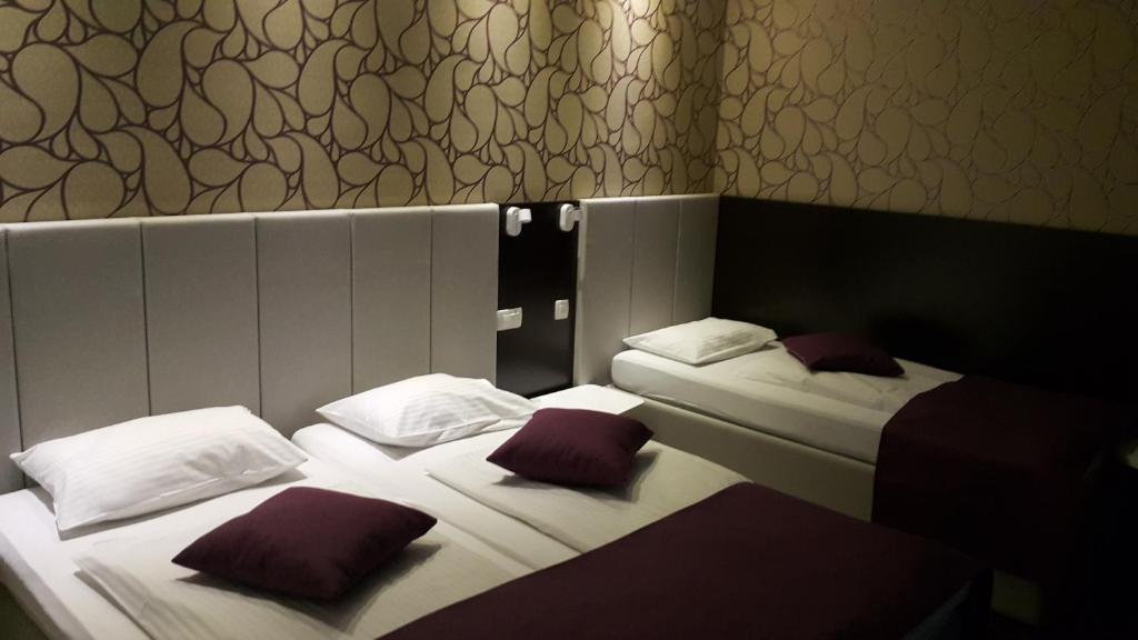 Postel nebo postele na pokoji v ubytování Hotel Emonec