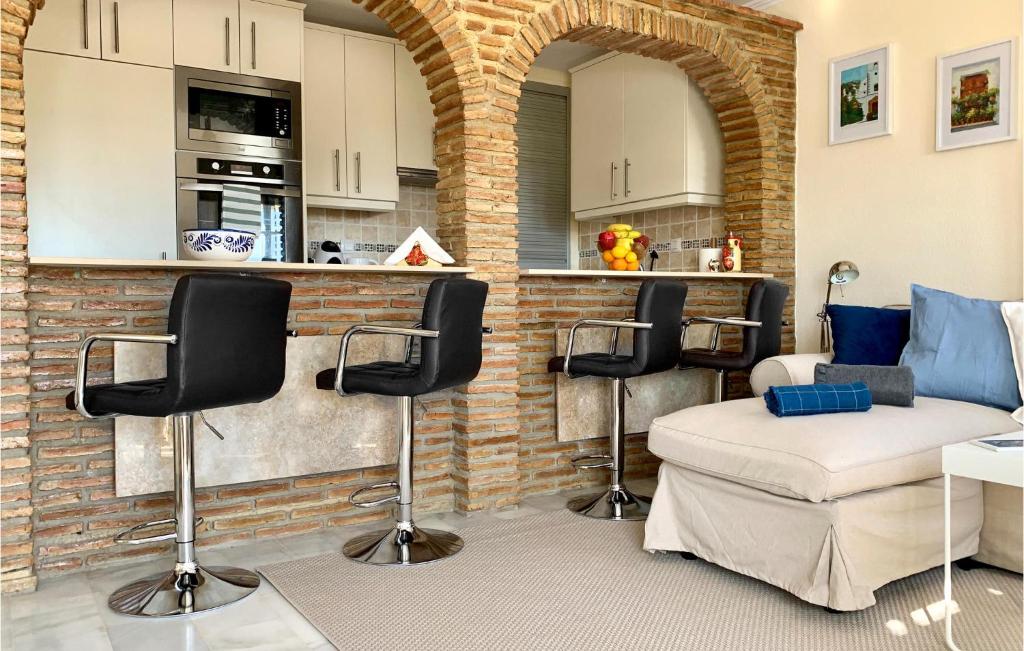 Kuchyňa alebo kuchynka v ubytovaní 2 Bedroom Lovely Apartment In Mijas