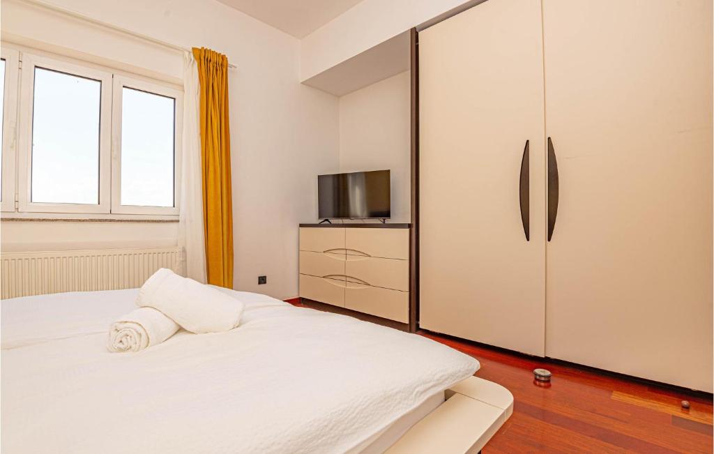 Posteľ alebo postele v izbe v ubytovaní 4 Bedroom Stunning Home In Brodarica