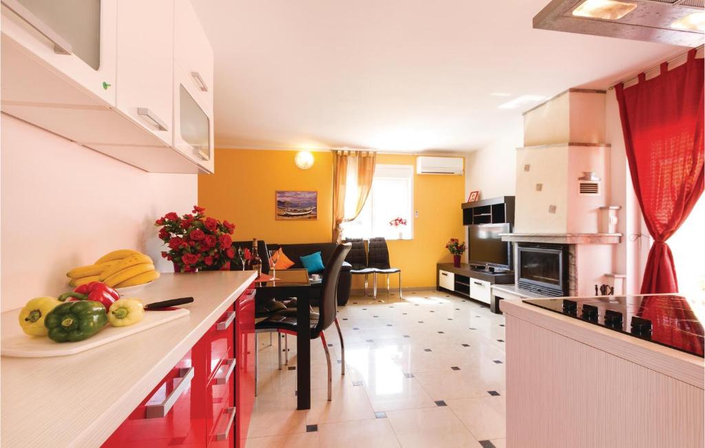 kuchnia z blatem i jadalnią w obiekcie Holiday Home Betiga Betiga Ii w mieście Barbariga