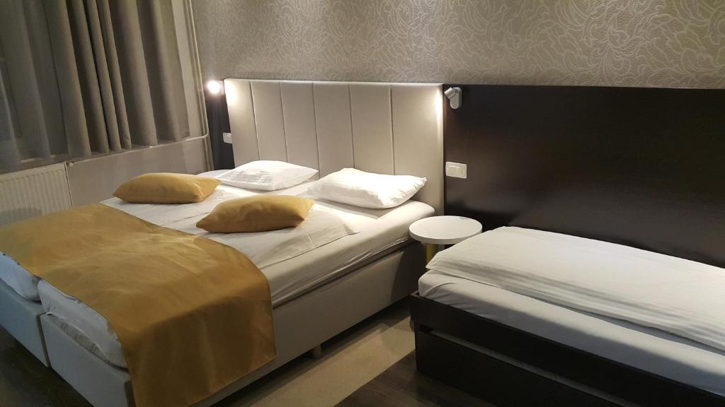 Postel nebo postele na pokoji v ubytování Hotel Emonec