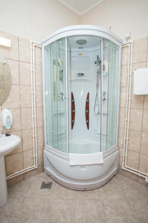 Ένα μπάνιο στο Sin-Kom Hotel Garni