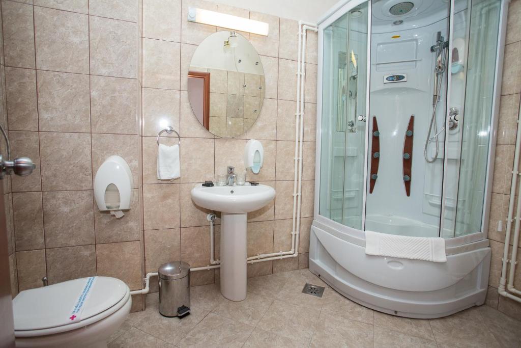 Ένα μπάνιο στο Sin-Kom Hotel Garni