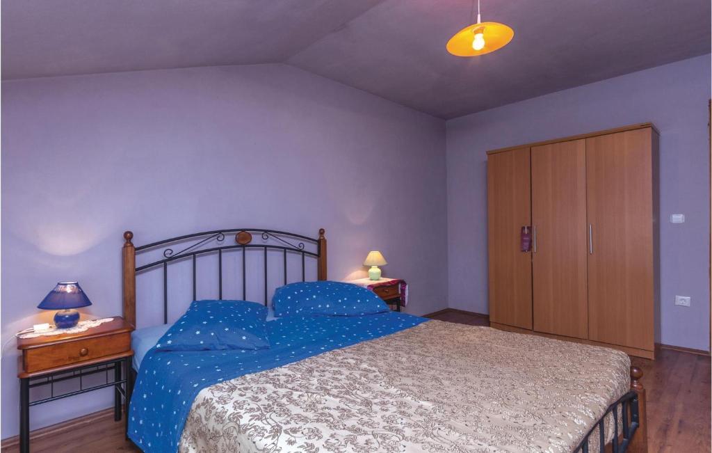 Postel nebo postele na pokoji v ubytování Two-Bedroom Apartment In Veli Jezenj