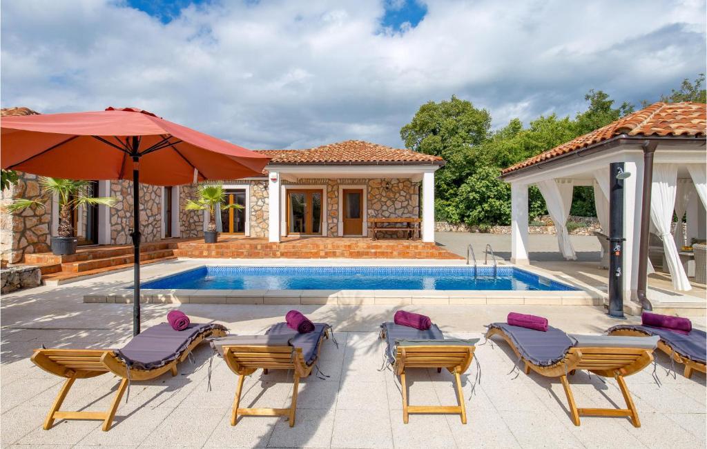 Πισίνα στο ή κοντά στο Awesome Home In Gostinjac With Kitchen