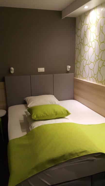 Postel nebo postele na pokoji v ubytování Hotel Emonec