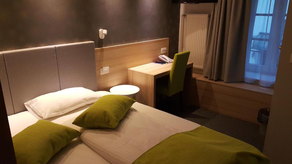 Postel nebo postele na pokoji v ubytování Hotel Emonec