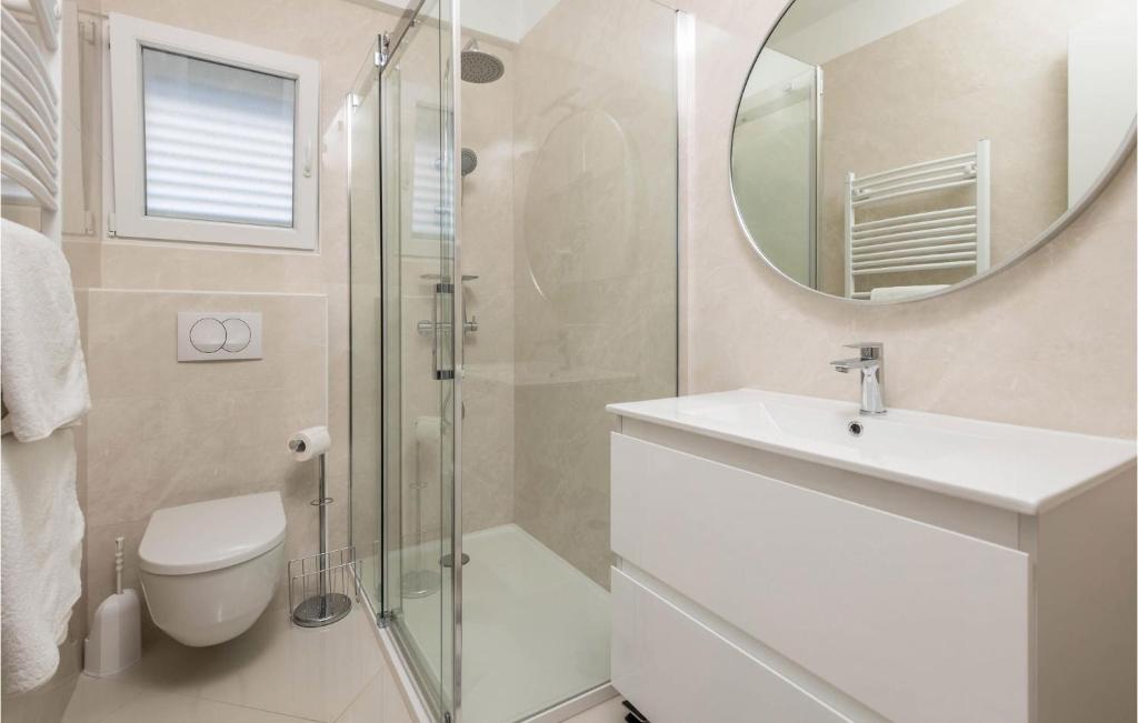 Kúpeľňa v ubytovaní 1 Bedroom Stunning Apartment In Kampor