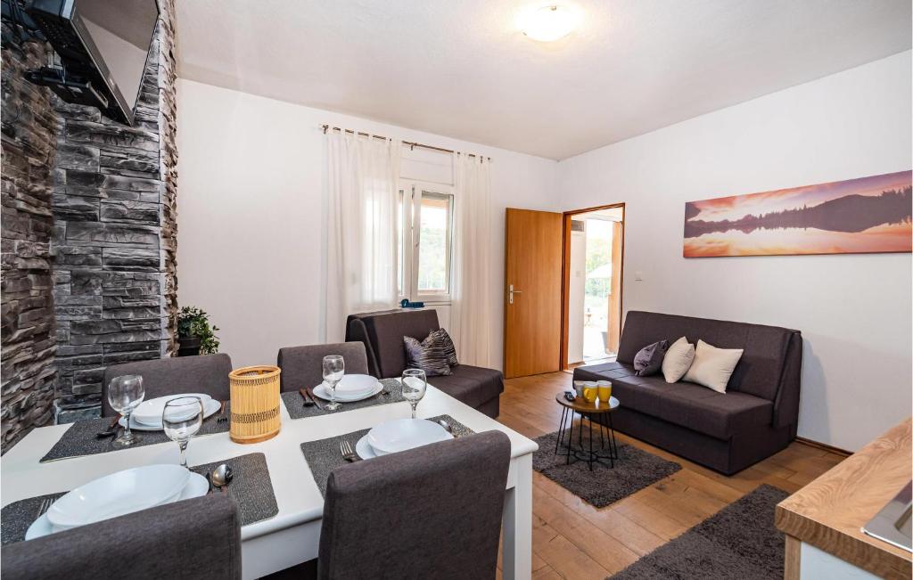 Posezení v ubytování 1 Bedroom Amazing Home In Zelengrad