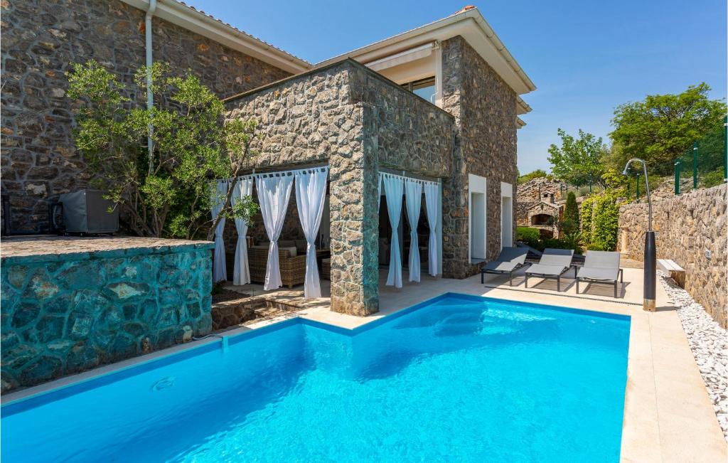 Basen w obiekcie 3 Bedroom Cozy Home In Krk lub w pobliżu