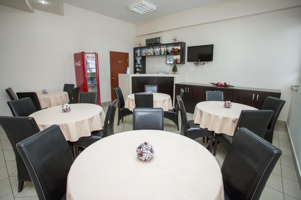 Μια τηλεόραση ή/και κέντρο ψυχαγωγίας στο Sin-Kom Hotel Garni
