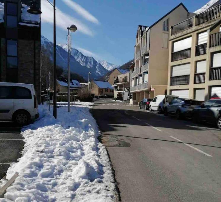 una calle nevada con coches estacionados al lado de un edificio en Appt T2 à Saint-Lary-Soulan à 100m du centre, en Saint-Lary-Soulan