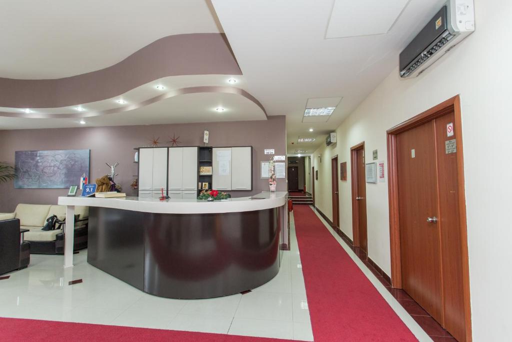 Μια τηλεόραση ή/και κέντρο ψυχαγωγίας στο Sin-Kom Hotel Garni