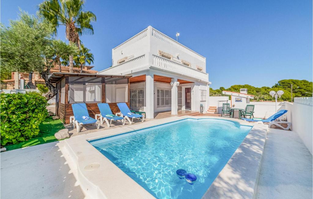 una piscina davanti a una casa di Stunning Home In Alcanar With Wifi ad Alcanar