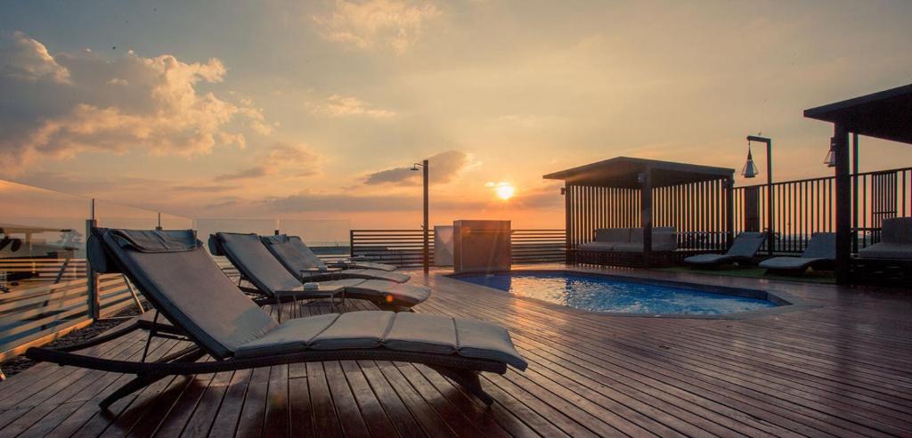 Východ nebo západ slunce při pohledu z hotelu nebo okolí