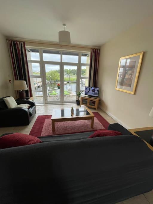 Posezení v ubytování Centrally Located Carrick on Shannon Shore Side Apartment