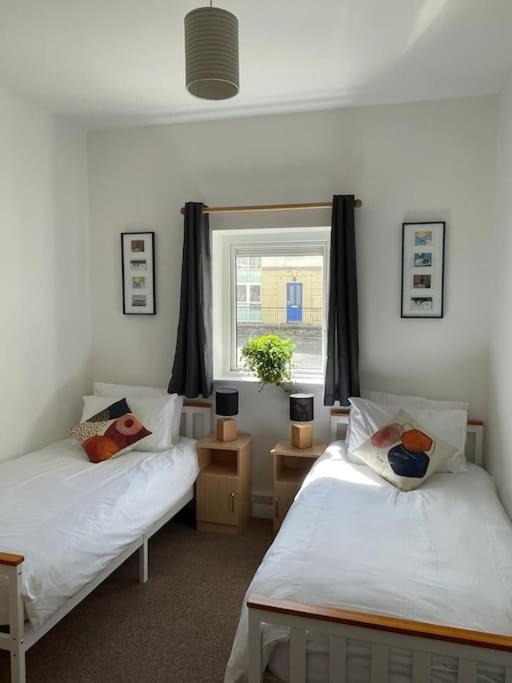 Postel nebo postele na pokoji v ubytování Centrally Located Carrick on Shannon Shore Side Apartment