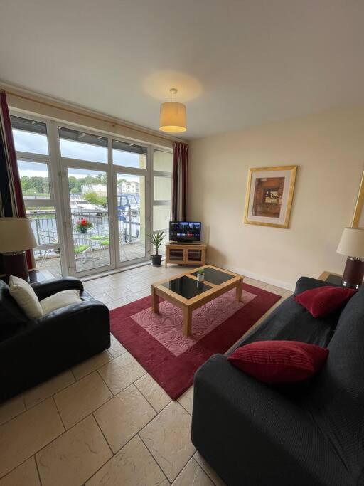 Posezení v ubytování Centrally Located Carrick on Shannon Shore Side Apartment