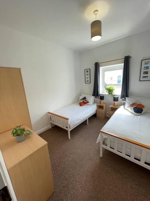 Postel nebo postele na pokoji v ubytování Centrally Located Carrick on Shannon Shore Side Apartment
