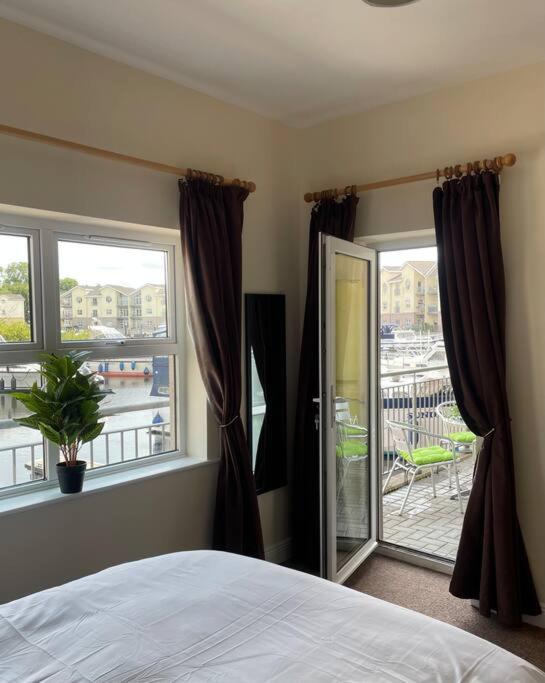 Postel nebo postele na pokoji v ubytování Centrally Located Carrick on Shannon Shore Side Apartment