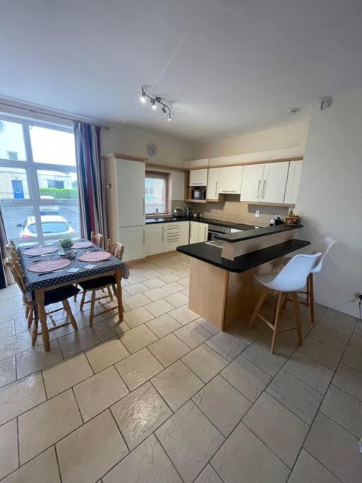 Kuchyň nebo kuchyňský kout v ubytování Centrally Located Carrick on Shannon Shore Side Apartment