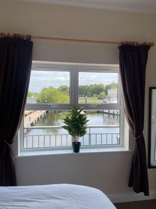 Postel nebo postele na pokoji v ubytování Centrally Located Carrick on Shannon Shore Side Apartment