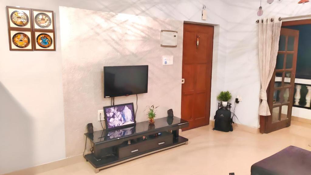 TV a/nebo společenská místnost v ubytování Cozy 1BHK Candolim beachgoa