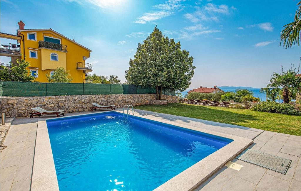 Bazén v ubytovaní Nice Apartment In Rijeka alebo v jeho blízkosti