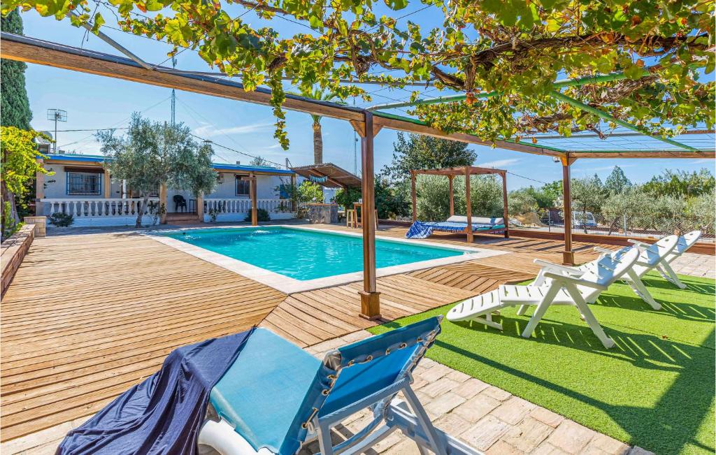 Πισίνα στο ή κοντά στο 4 Bedroom Cozy Home In Arahal