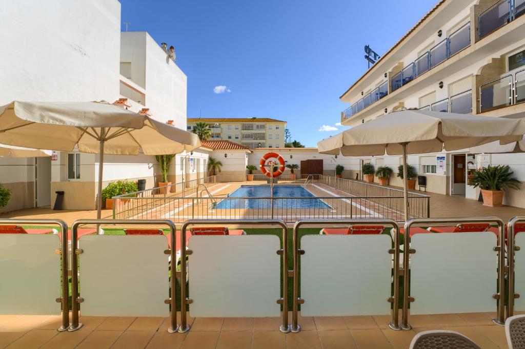 Bazén v ubytování Hotel Apartamentos Loto Conil nebo v jeho okolí