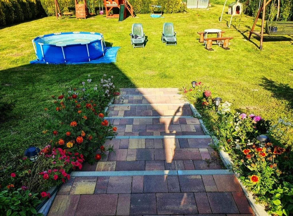 Vonkajšia záhrada v ubytovaní Cichy Zakątek - Sauna Jacuzzi SPA RELAX SOLINA BIESZCZADY
