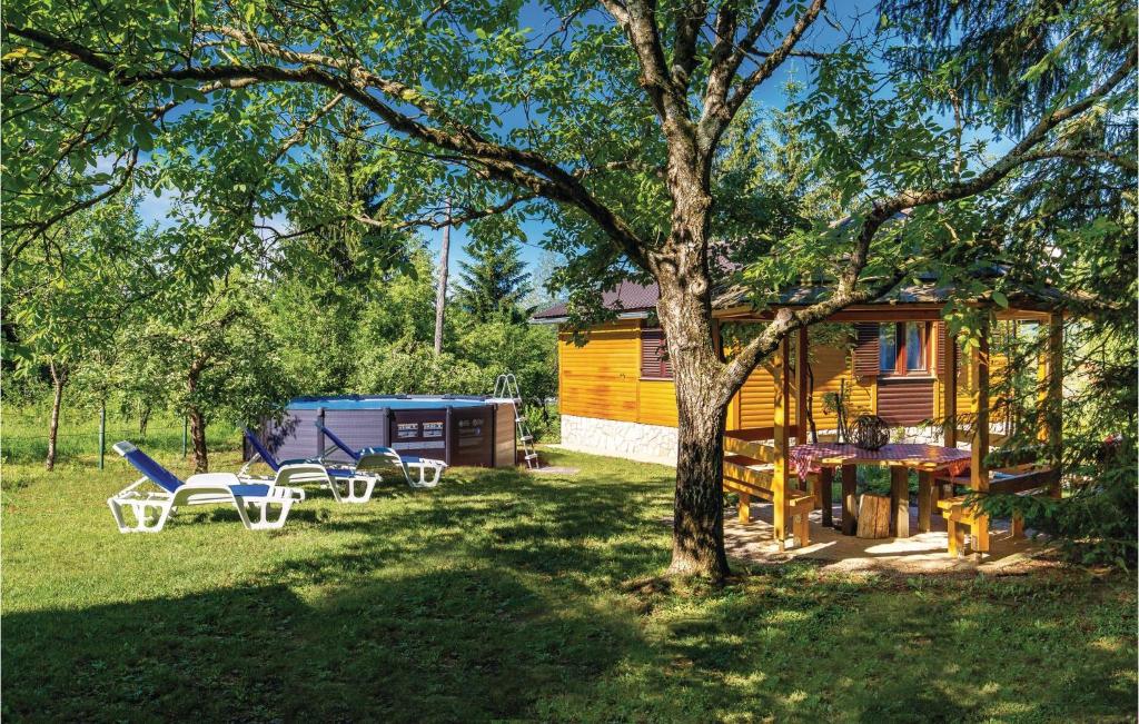 Vonkajšia záhrada v ubytovaní Two-Bedroom Holiday Home In Trosmarija