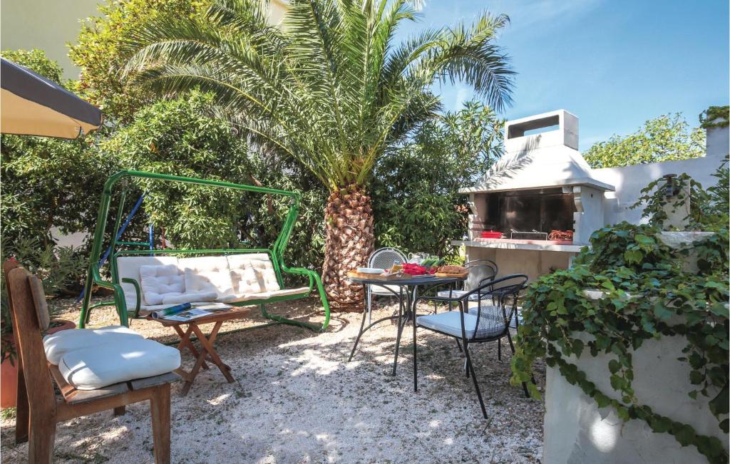 Vonkajšia záhrada v ubytovaní 3 Bedroom Cozy Apartment In Makarska