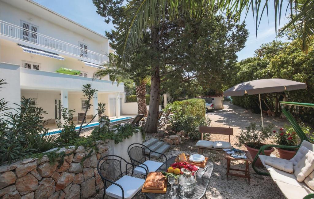 Vonkajšia záhrada v ubytovaní 3 Bedroom Cozy Apartment In Makarska