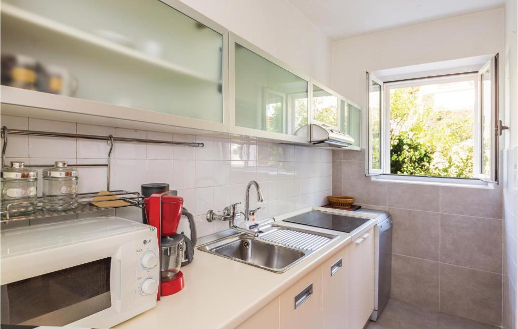 Kuchyňa alebo kuchynka v ubytovaní 3 Bedroom Cozy Apartment In Makarska