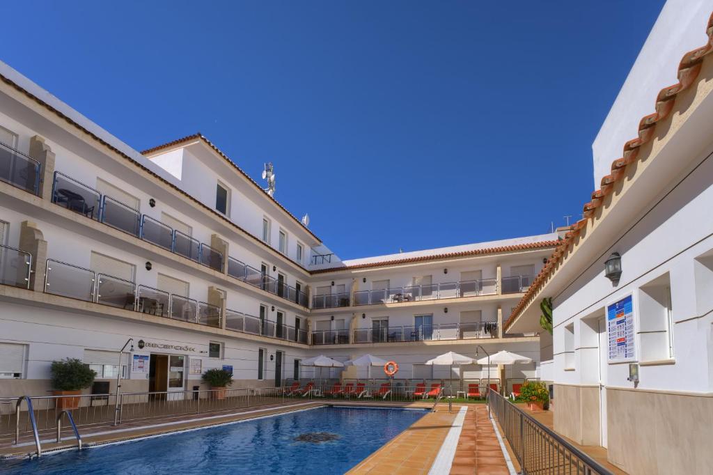 Bazén v ubytování Hotel Apartamentos Loto Conil nebo v jeho okolí