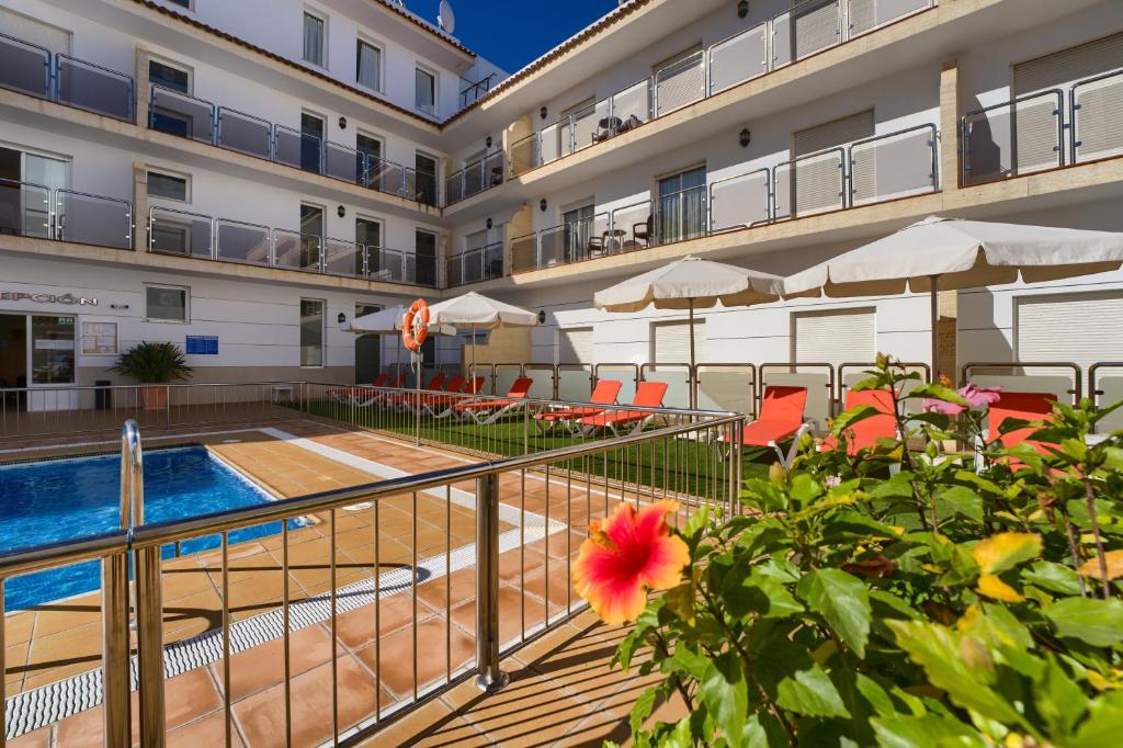 Bazén v ubytování Hotel Apartamentos Loto Conil nebo v jeho okolí