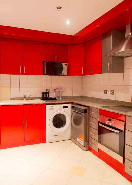 A kitchen or kitchenette at Al Liwan Residence