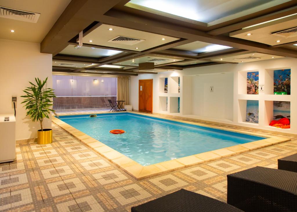 The swimming pool at or close to Al Liwan Residence